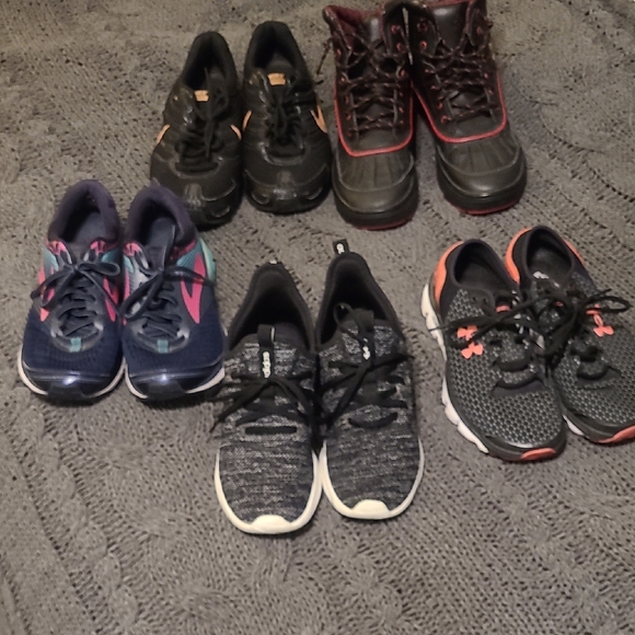 WOMENS  Pair Of 5 Athletic Shoes - Picture 1 of 11